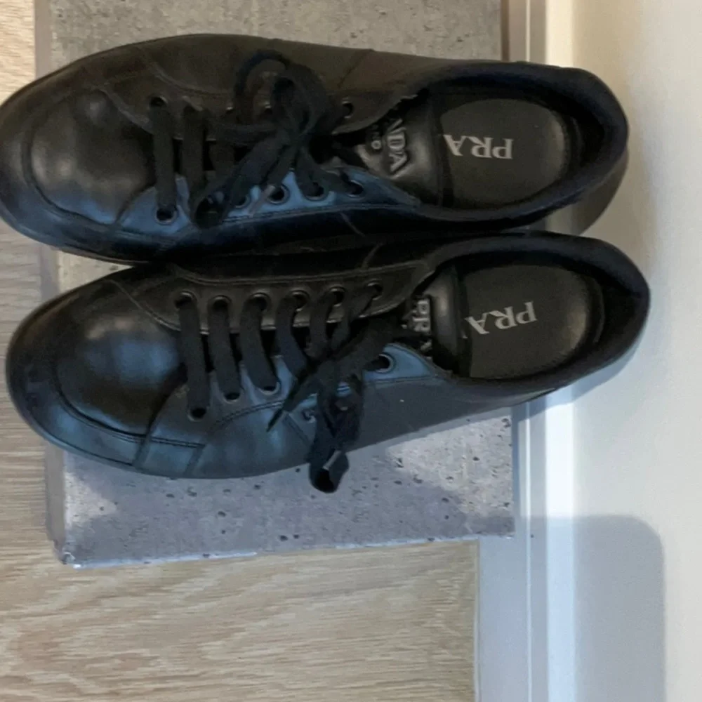 Men’s black Prada sneakers size 8.5 - Picture 3 of 4